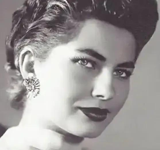 1960年，伊朗王后索拉娅因无法生育被废后，为了排解心中郁闷，她天天购物四处旅游