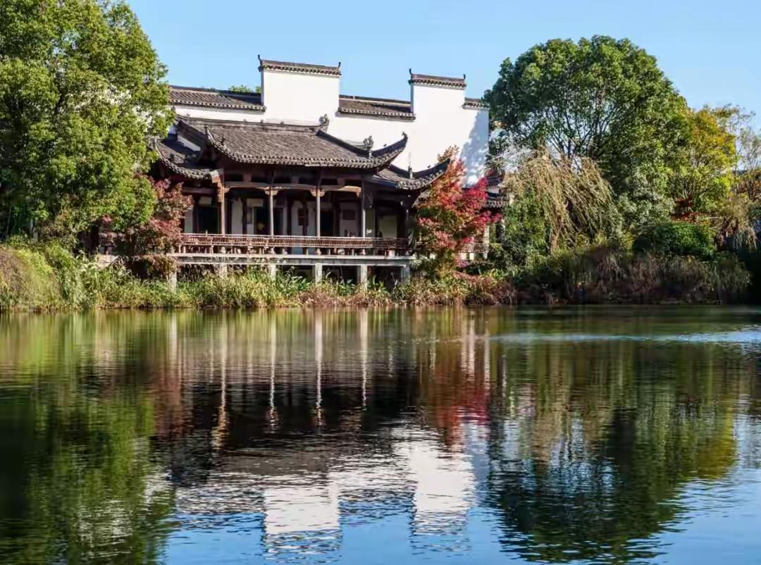 你敢信？上海有个国家4A级景区，地铁直达，门票只要40块，里头搬来了上百栋真正的