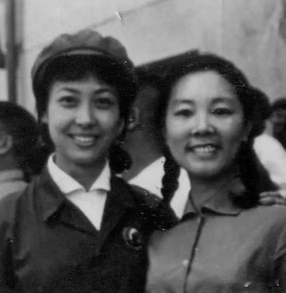 七十年代，现代京剧艺术片《《奇袭白虎团》中的“崔大嫂”、《沙家浜》中的“阿庆嫂”