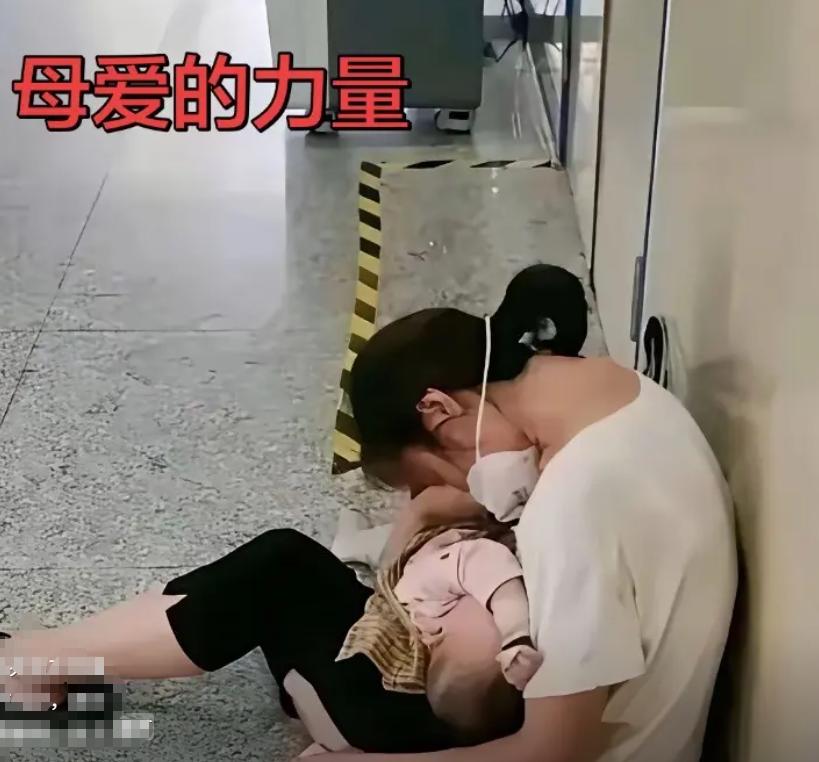 江苏盐城一家医院里，才5个月零26天的男婴被宣布没了呼吸，妈妈死死抱着不肯撒手，