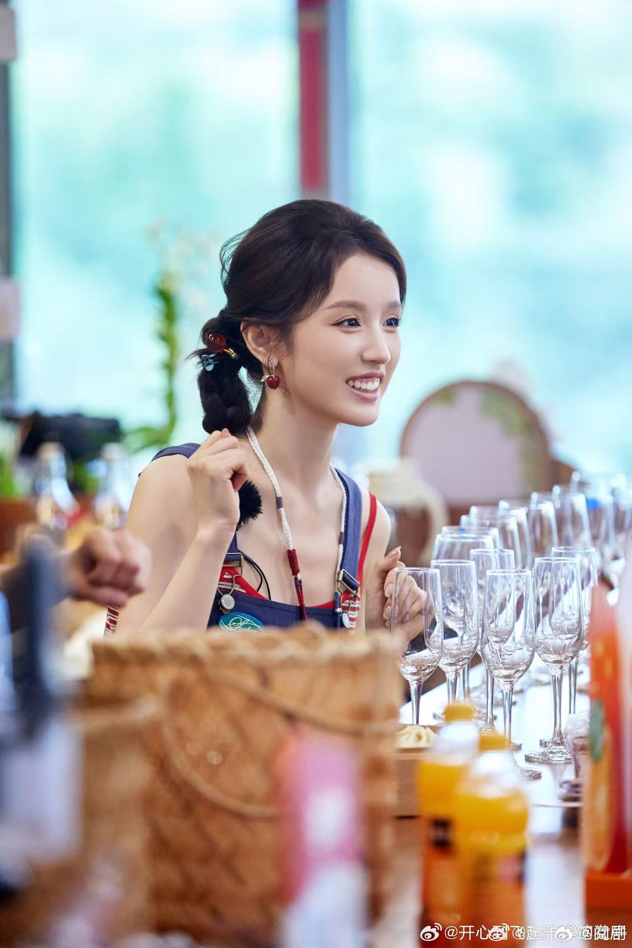 张雅琪撤回一个上菜 刚端着钵仔糕往前走，发现客人想好好拍图，雅琪及时撤回菜品，处