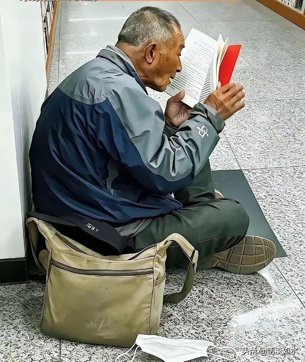 杭州曾有一张投诉单：一位老人常年翻捡垃圾衣衫破旧，被邻居嫌弃脏乱影响市容。可没人