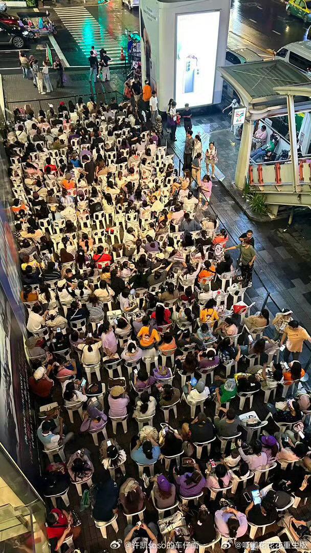许凯会得到很多很多的爱，接机完成后泰妃们就开始夜排，大家都在好好爱so，他值得！