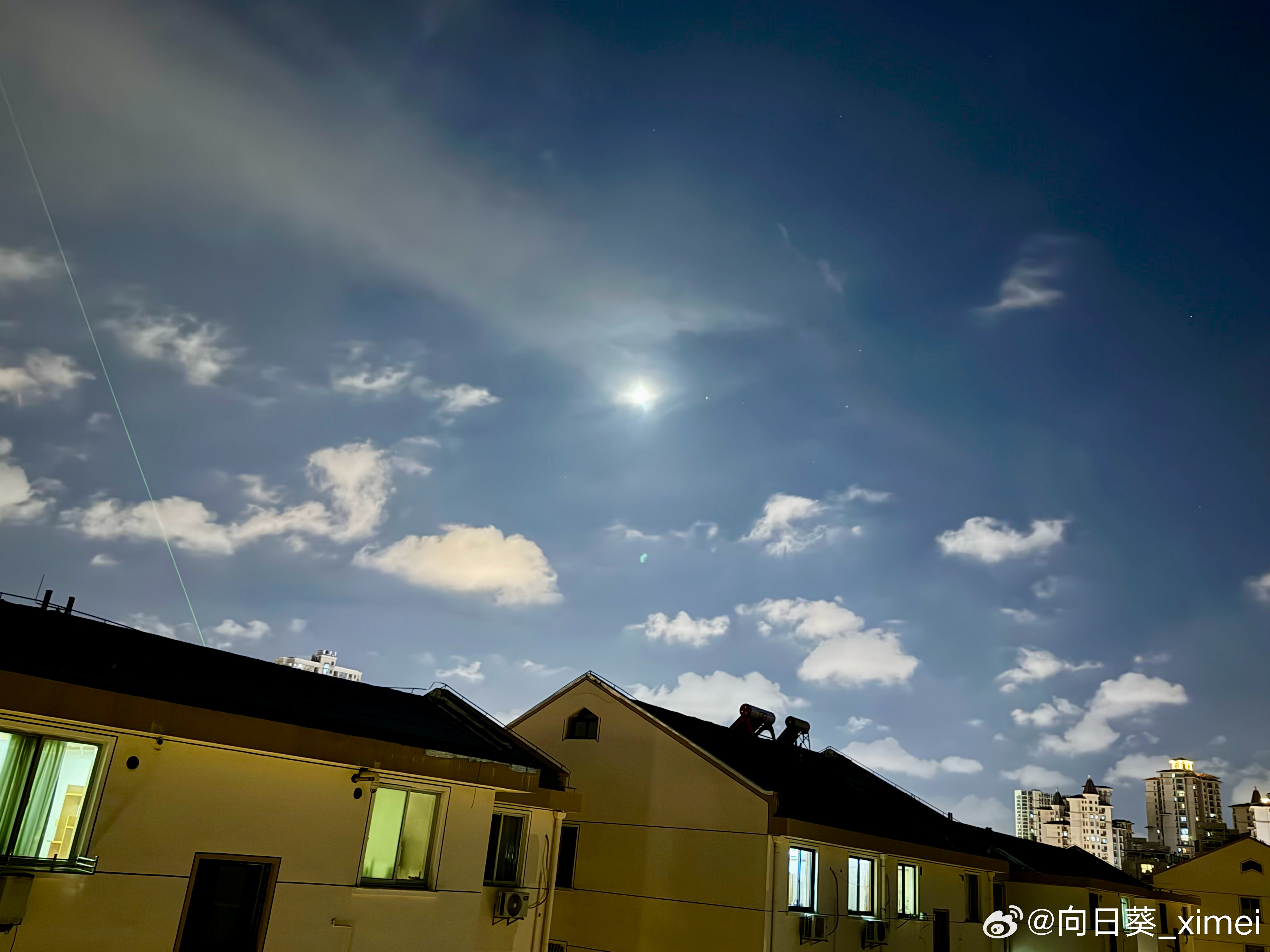 随手拍万家灯火云絮漂浮在深蓝夜空月光落满屋顶[月亮]  ​​​