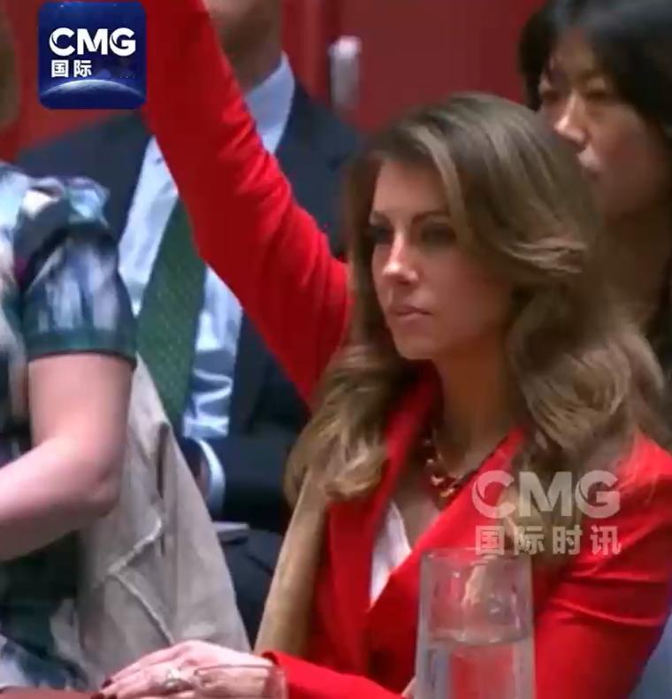 记住这张穿红衣服女人的脸！联合国安理会加沙停火决议表决，14 国投赞成票盼给加沙