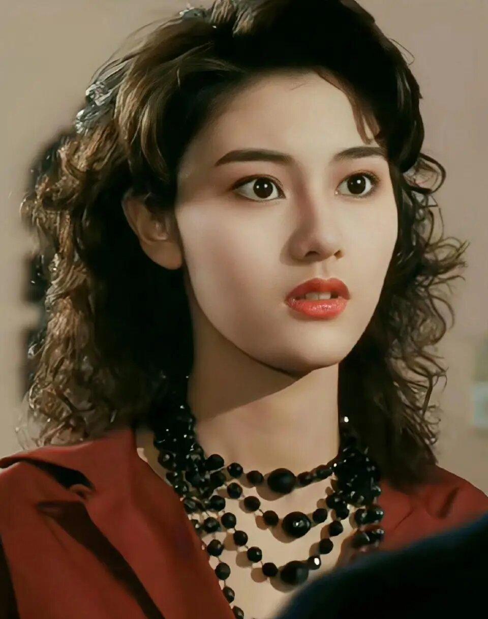 1992年，刘銮雄向宝咏琴提出了离婚，宝咏琴提了三个条件：”离婚之后，不许娶李嘉