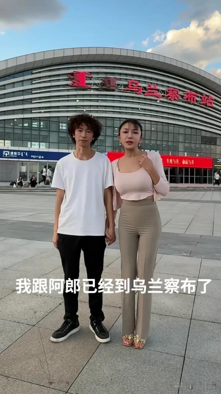 庞麦郎不是有女朋友吗，怎么和龚玥菲牵上手了？

之前庞麦郎说过，自己有女朋友，是