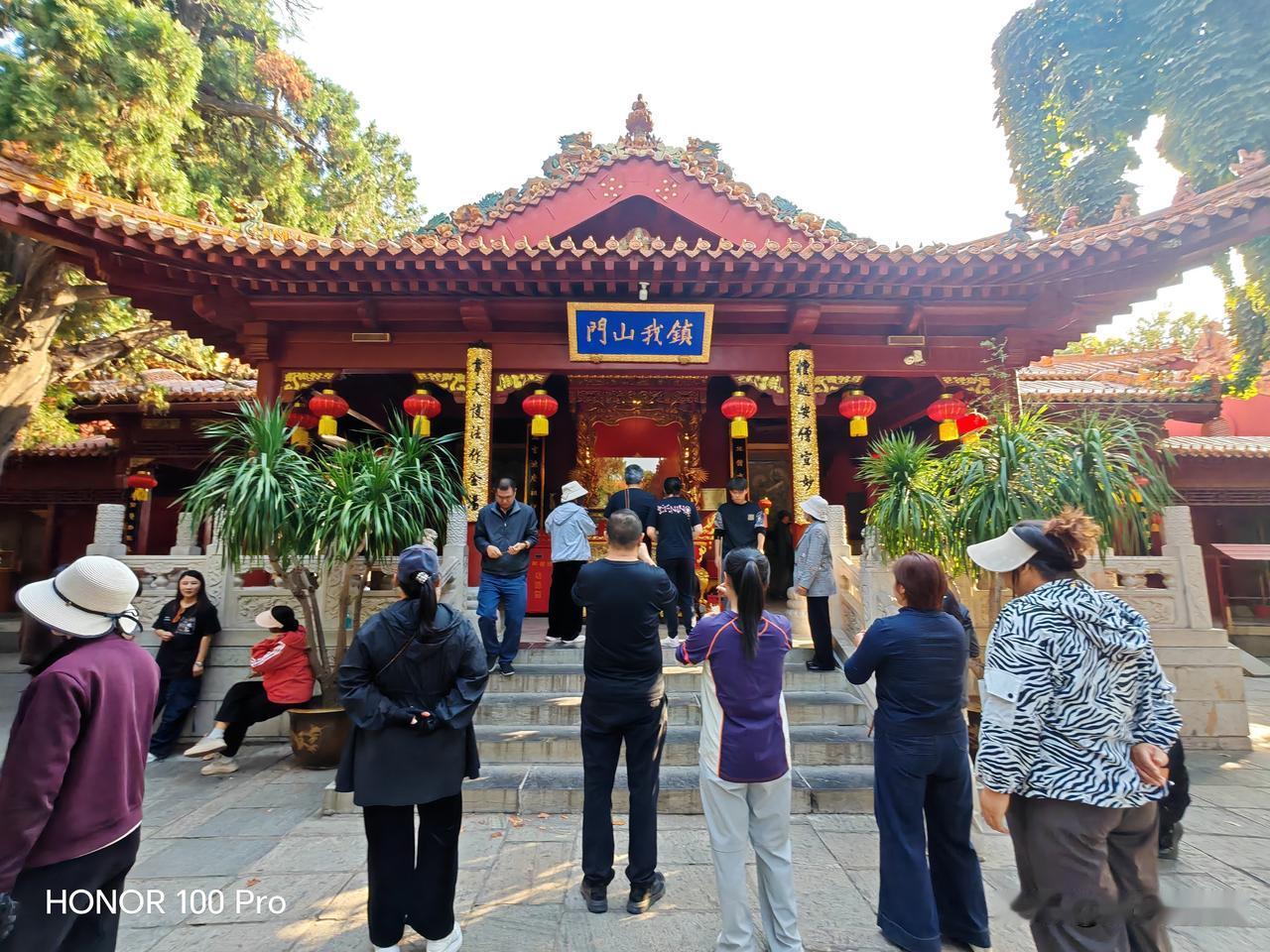 柏林禅寺座落在河北省赵县县城(古称赵州)东南角，与天下第一桥赵州桥遥遥相望，它最