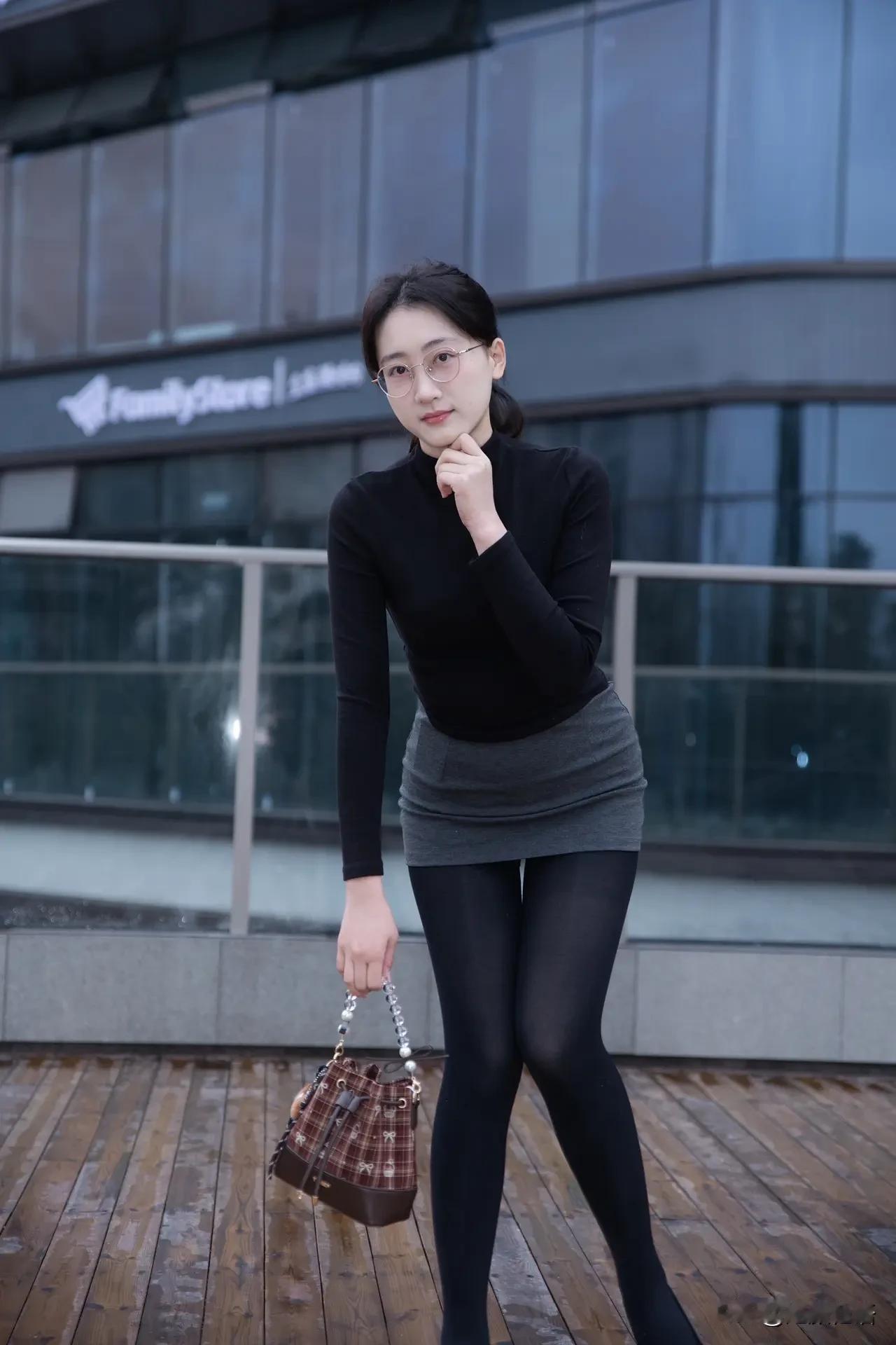 都市时尚女孩，黑色高领毛衣搭配灰色短裙，手拿格纹包，优雅自信，镜中人影动，冬意入