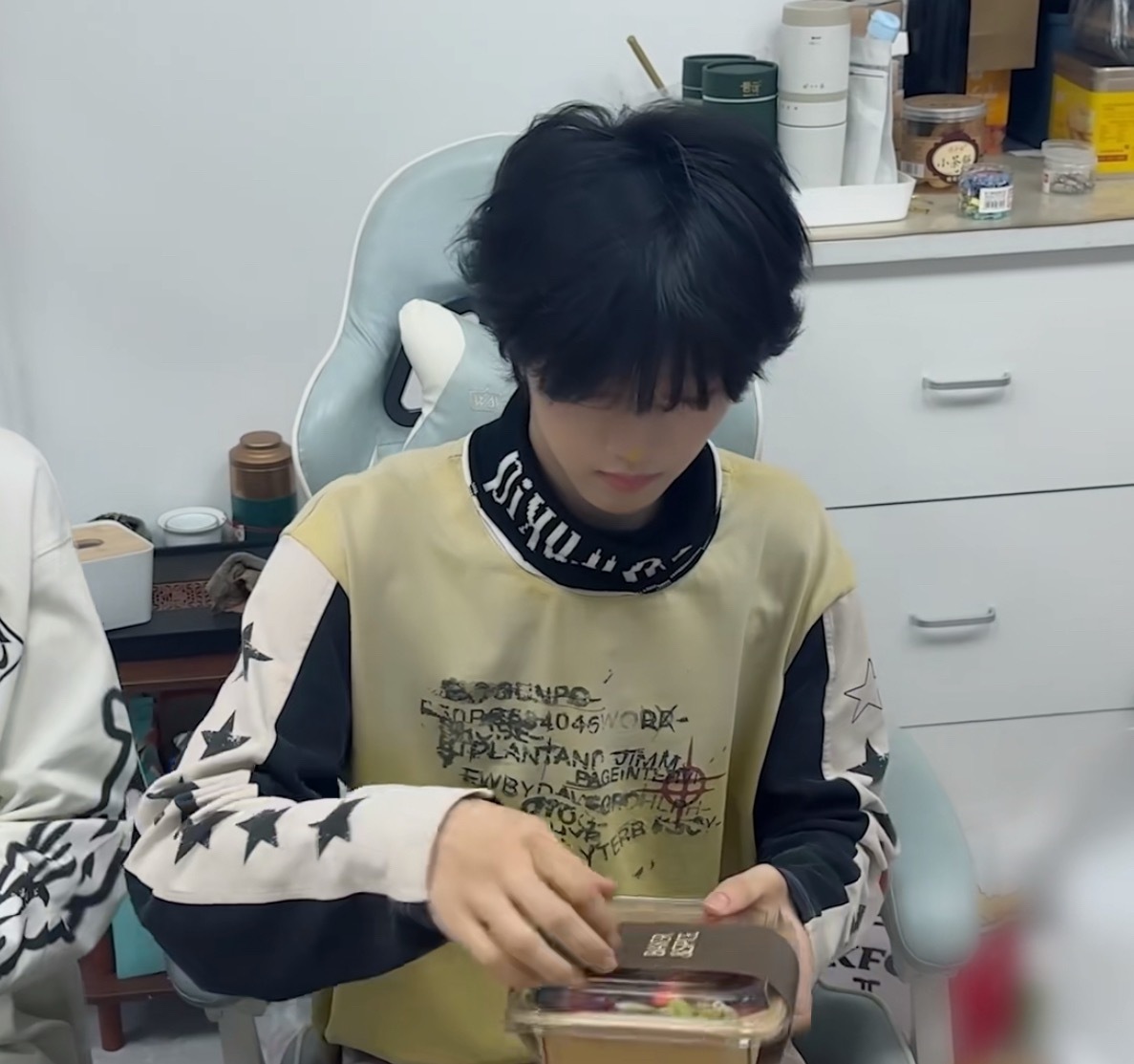 好像那种开直播在跟大家分享美食的博主呀 