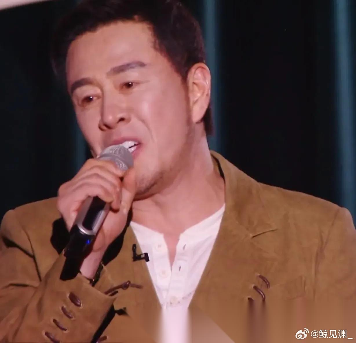 有没有人跟我一样有点看不懂啊，杨坤当年可是跑完三十二场巡演的人，那舞台经验老丰富