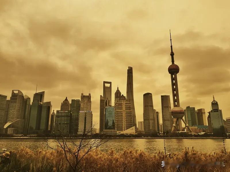 退一万步说，即便有办法让年轻人大量生育，但大城市的人口容量难道是无限的吗？
就拿