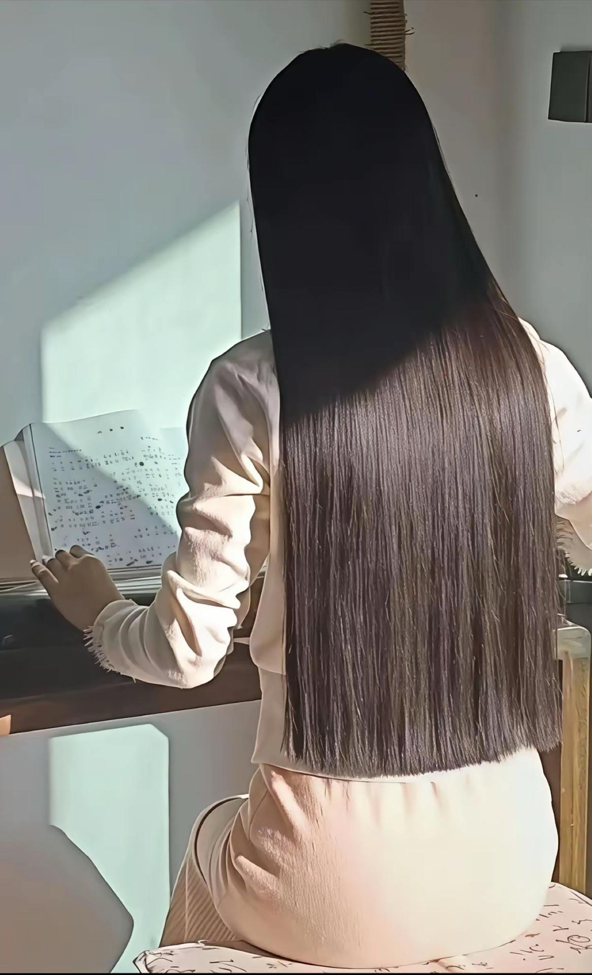 长发齐腰，对，是齐，整齐的齐！