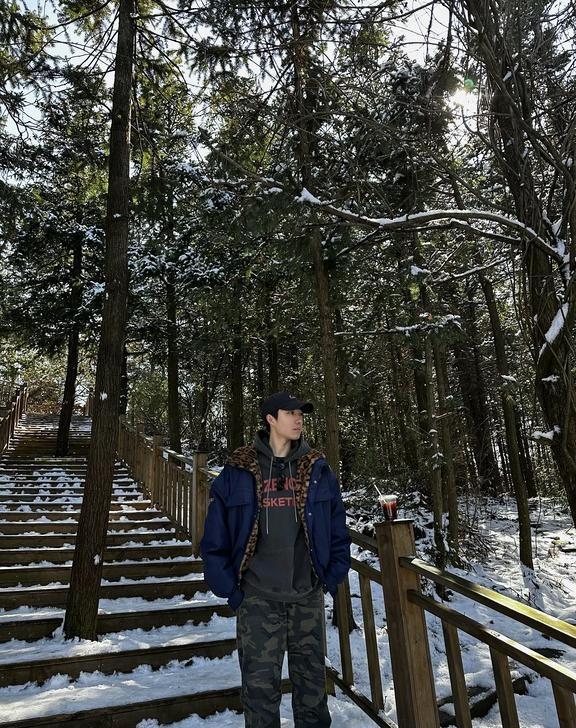 冬日支线任务之 追雪山❄️
初雪穿搭 走进冬日山野 冬天一定要去看雪呀 一起去看