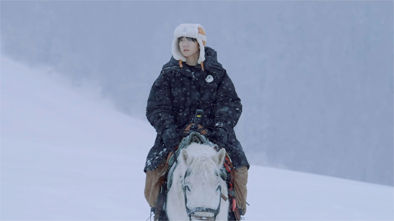 感觉王源在演我的旅行状态，被小孩姐带着玩雪的时候e得荡气回肠，一人多高的雪坑直接
