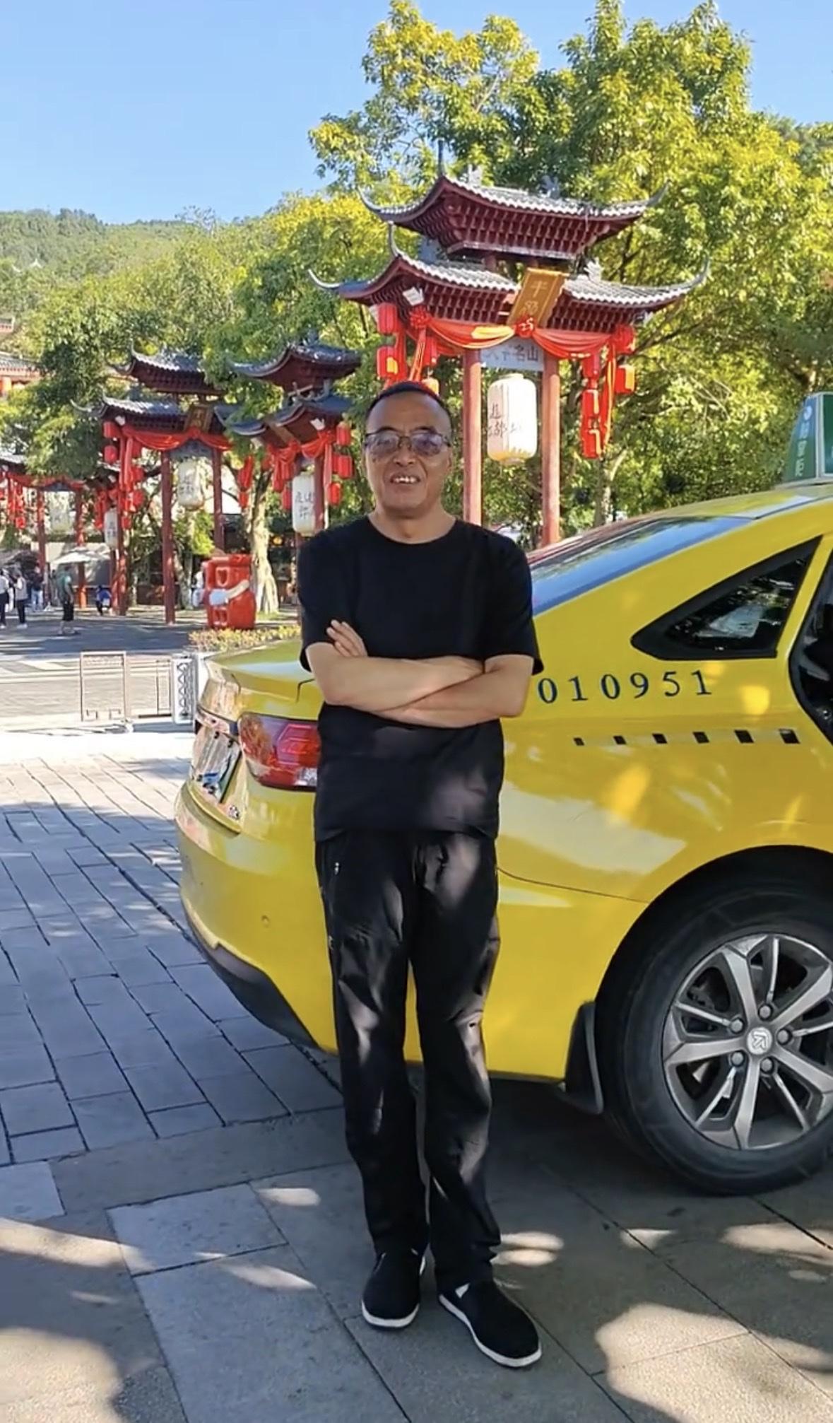 拉萨出租车刘峰被李要得带红，开通抖音账号后几天时间涨粉18万。

本来在西藏开出
