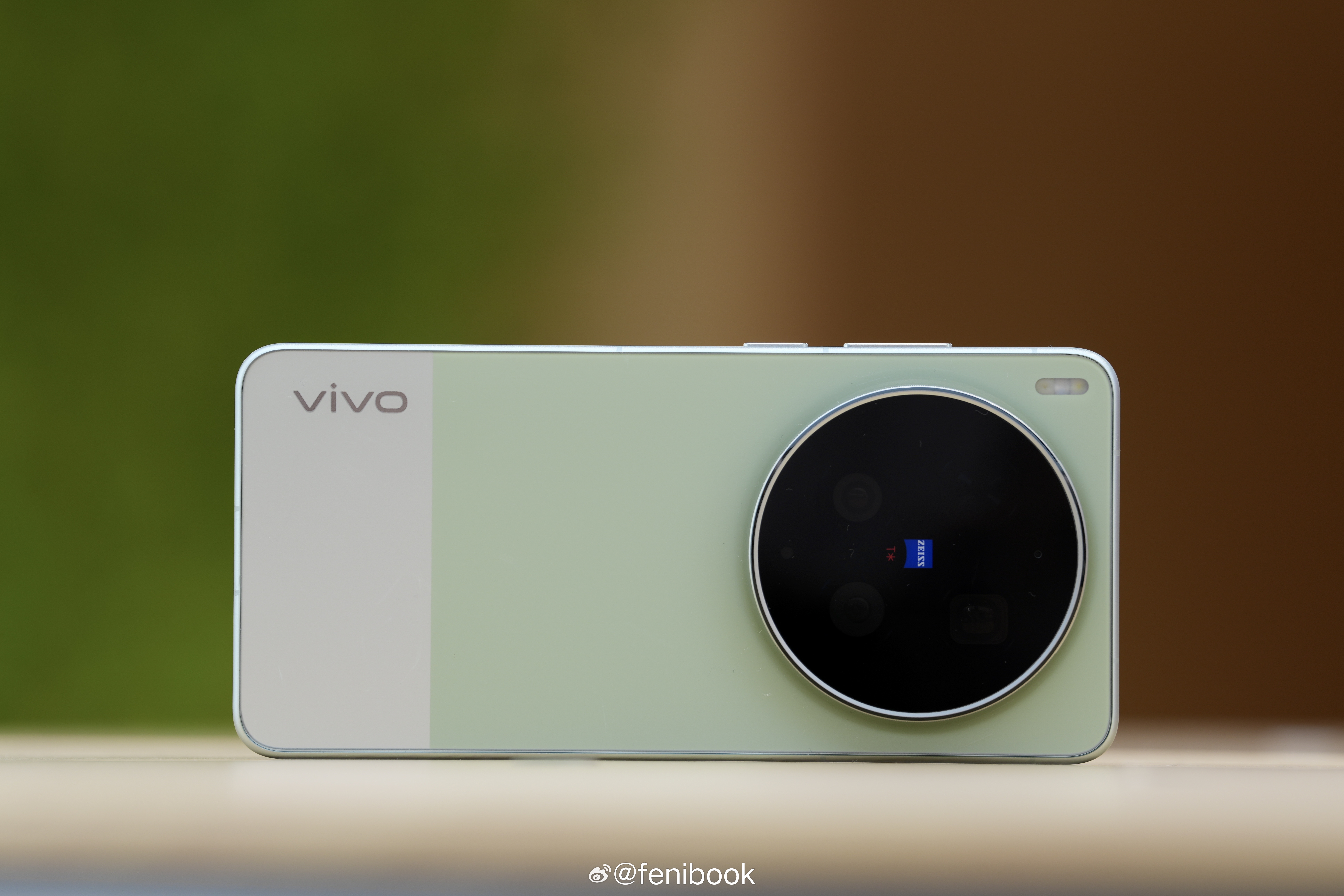 vivo X300 Ultra 明天发布，音调、胶片绿、黑卡，你们更喜欢哪个颜色