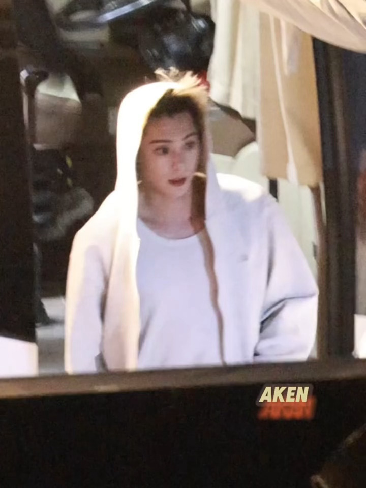 哈哈哈哈哈崽登基完这个炸毛刘海好可爱（cr📕Aken 王鹤棣