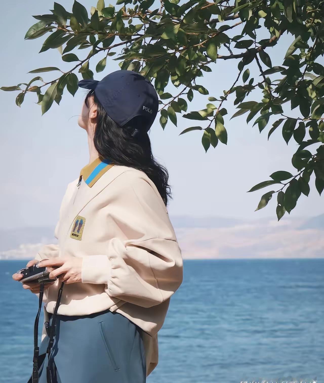 “打翻一杯牛奶，你会先吼还是先递纸巾？
”深圳小学跟拍发现，选后者的妈妈，孩子创