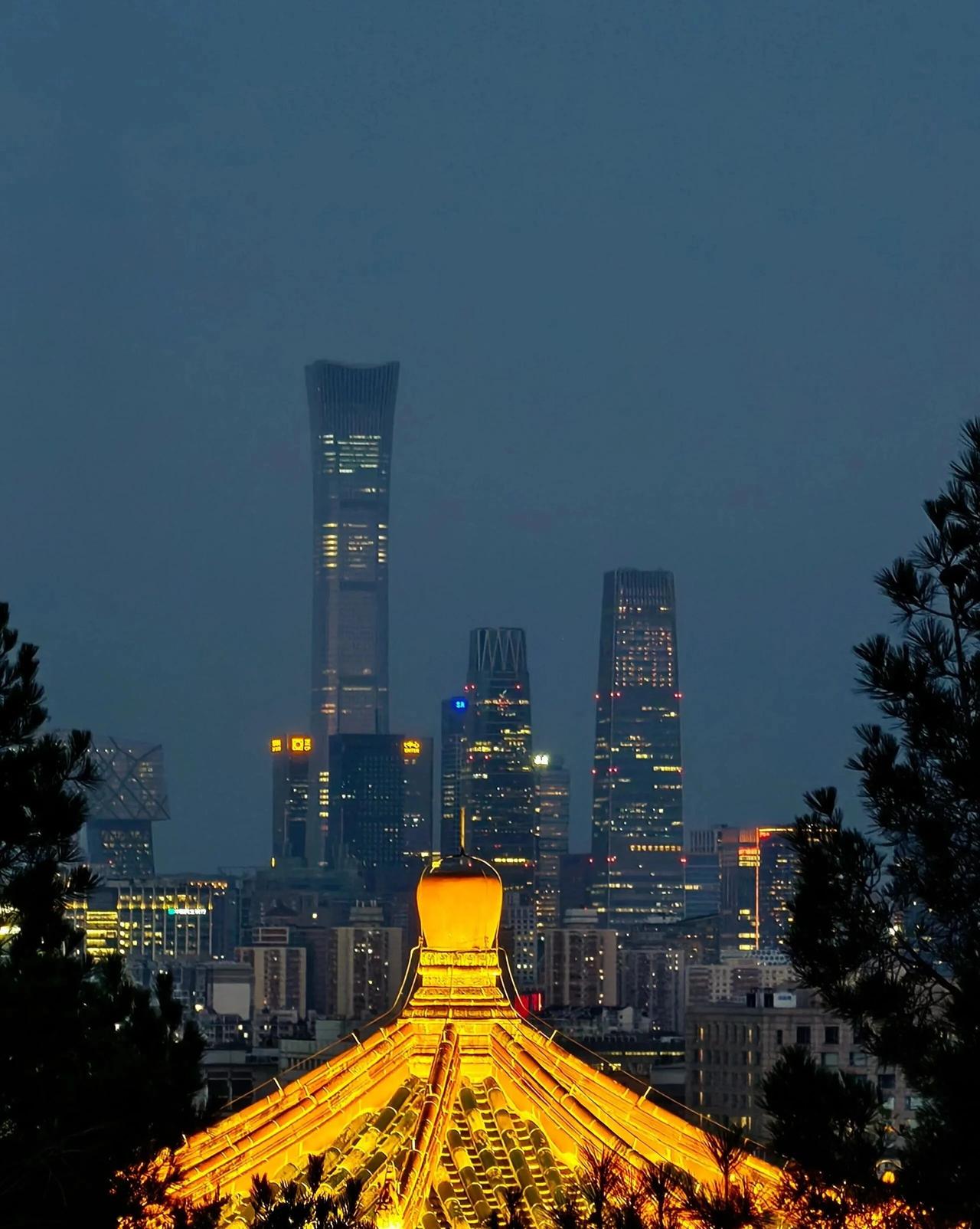 金银鼎映中国尊，古建与现代建筑的融合。这画面太绝了！古老建筑与现代元素同框，既庄