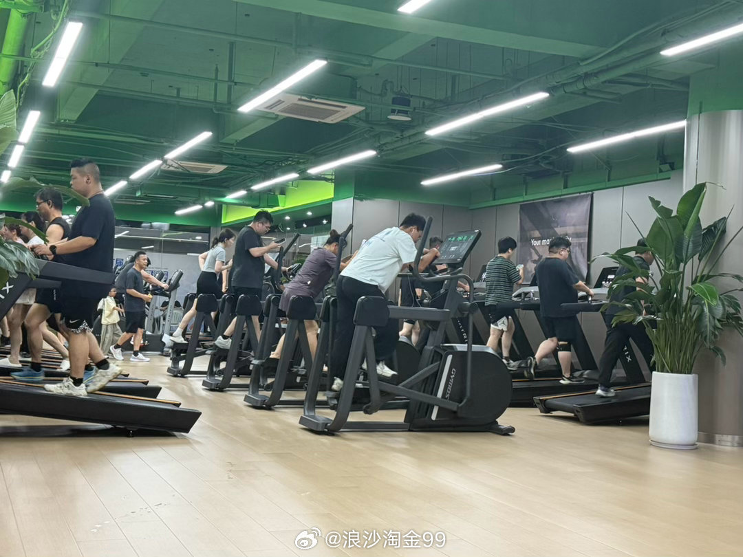 自从去年9月全职以来，每天就是看盘，复盘，喝咖啡，喝茶，追剧，看书，听音乐，陪家