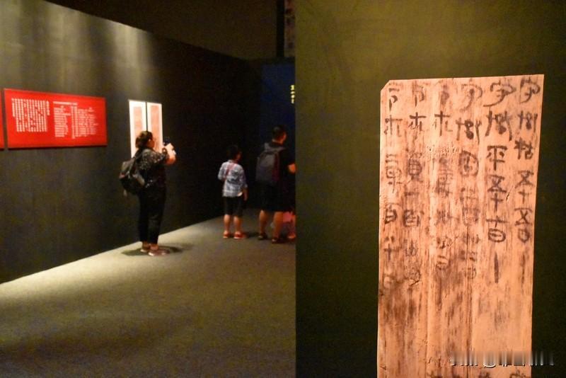 湖北云梦睡虎地秦墓里，挖出了一堆竹简，上面的字让人大跌眼镜：秦朝的公务员，居然也