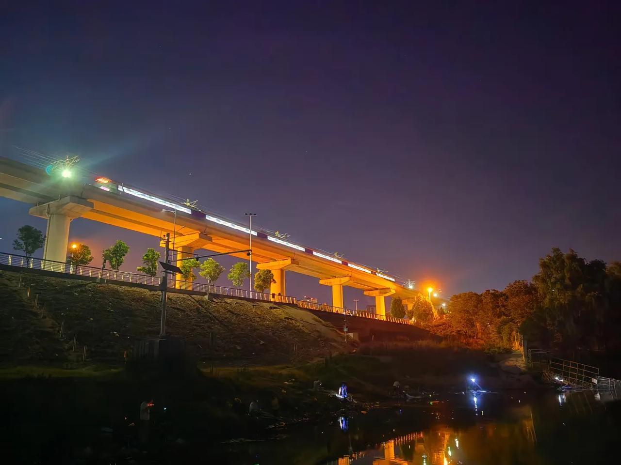 “不赶”的假期
        夜间，人声鼎沸。慢悠悠的转悠一个又一个街道。惊讶