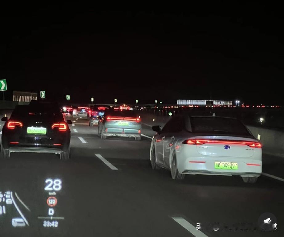 湛江回佛山，424公里堵了6小时，
我在高速上看了一整夜尾灯🔥
 
谁懂啊家人