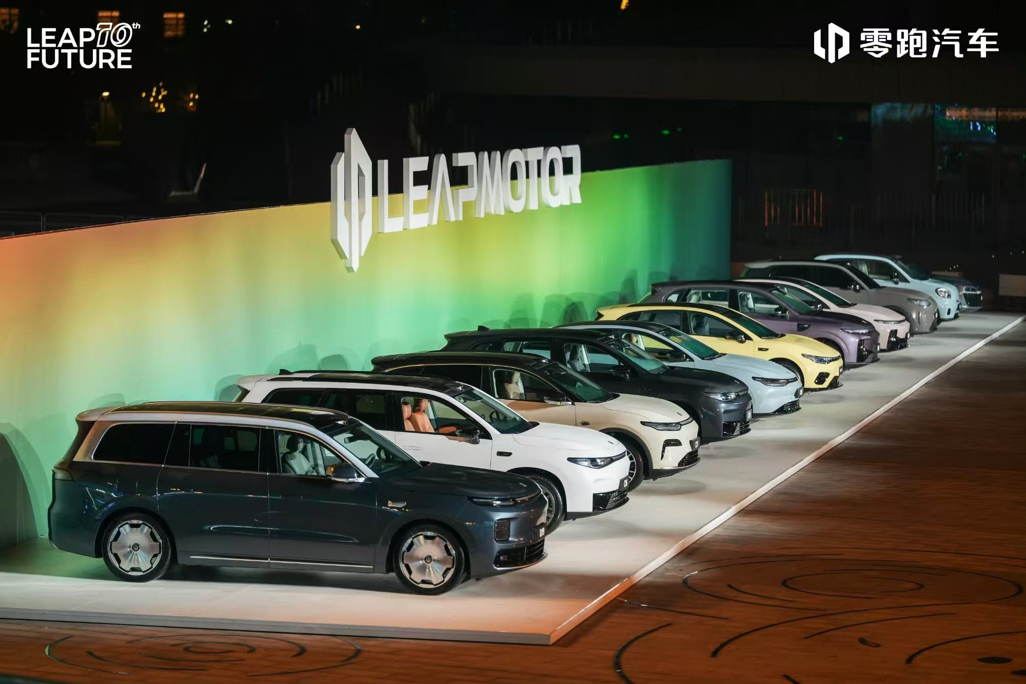 零跑9系豪华双旗舰同台首秀 时间真快，零跑迎来了十周岁的生日，一同来的还有旗舰D