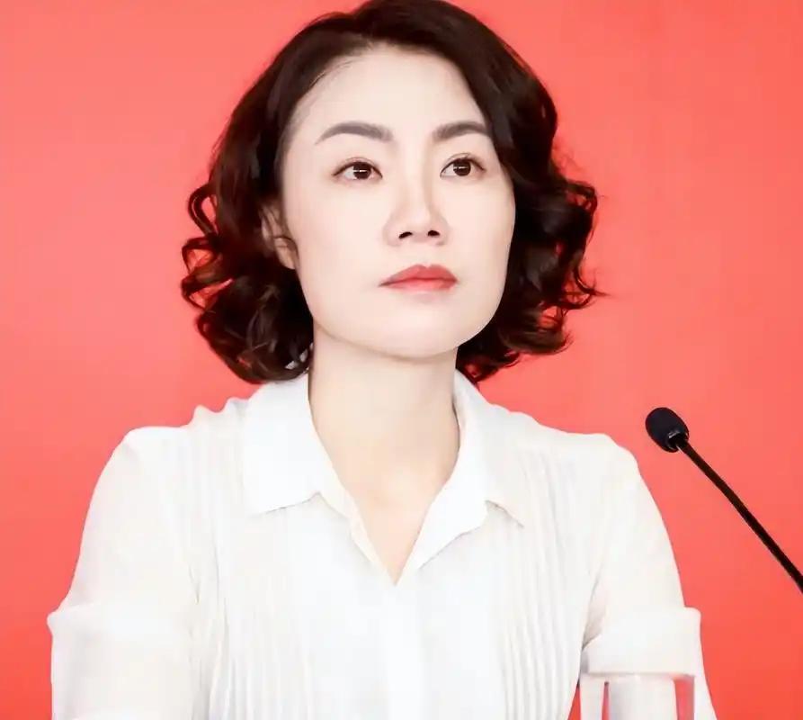 中国最贵的女秘书，年薪849万，虽已年近50岁了，还像个少女。
 
在大众印象中