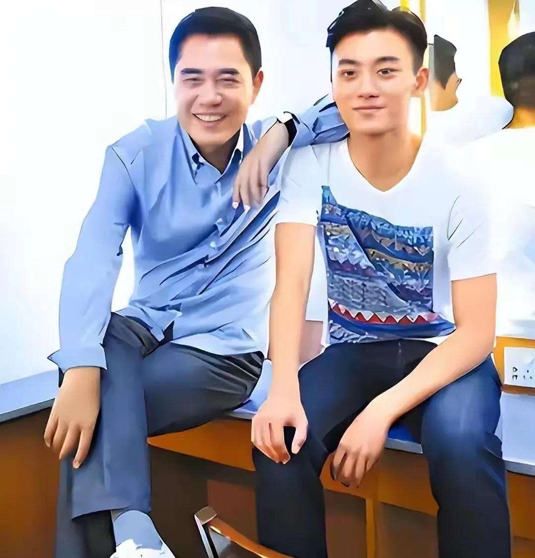 陈宝国竭力克制自己，坚决反对儿子从事演员这一行。然而，儿子与演员这一职业似乎有着