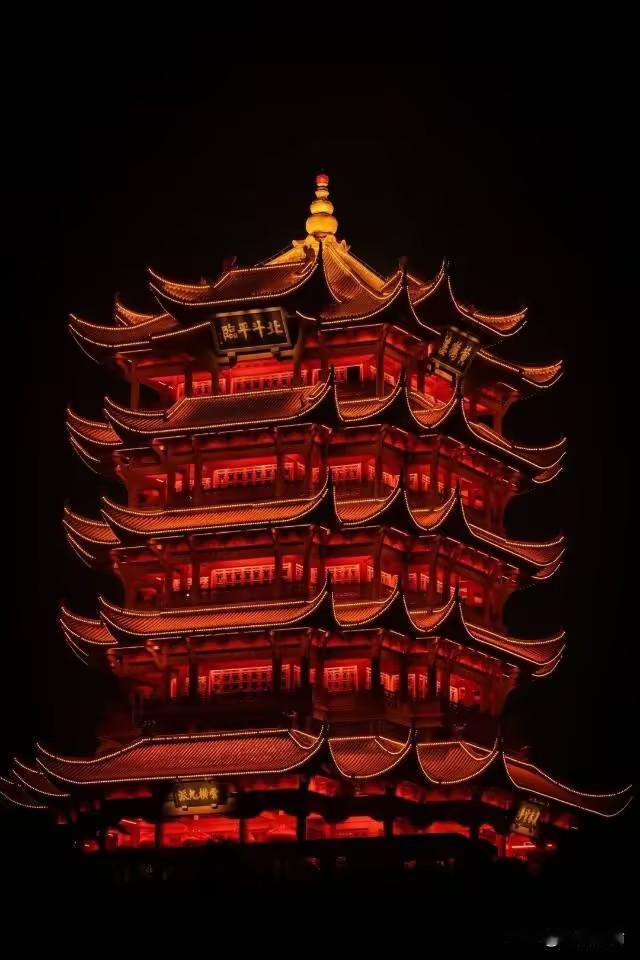 武汉的风裹着诗意与芝麻香，黄鹤楼的黄昏藏着千年诗句，编钟唤醒沉睡的战国魂。东湖的