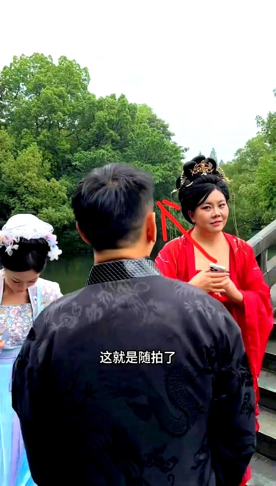 小凤和金哥家里，应该很快就要办喜事了！

直播那会儿你们看见徐红拍照时突然扭头那