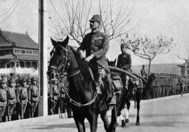 1939年，一个不起眼的小男孩走上街头，低头行礼，看上去纯良乖巧。他迎面走向一名