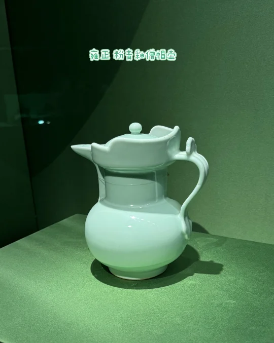 故宫大展上，非常惊艳的雍正粉青釉僧帽壶