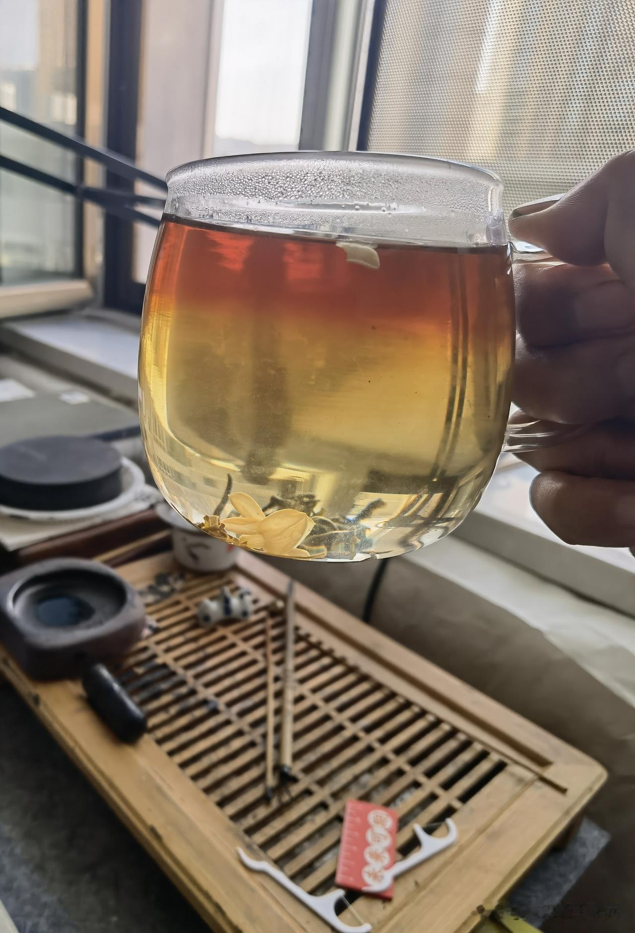 今天的早茶！一茶两色，看明白的人真不多。喝过的人也更少。似乎是现在的潮流。综合了