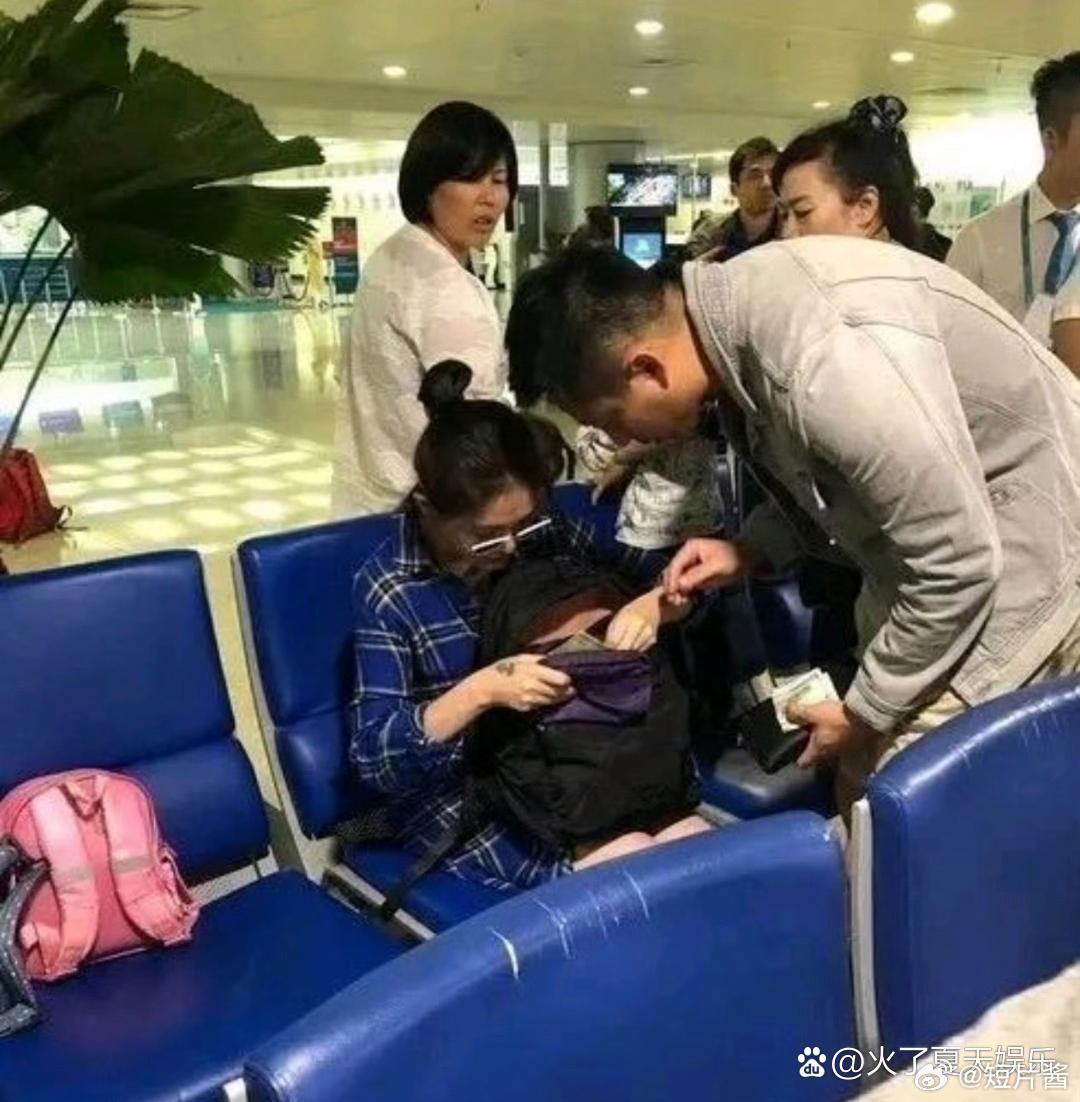 当年的汪小菲应该是真的很爱大S，你看这两人一同外出的照片，汪还真像个随行管家，只