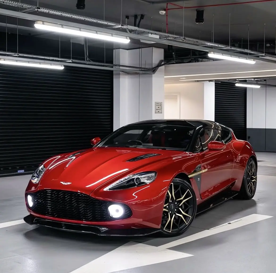“英伦绅士，阿斯顿马丁”🏎️。