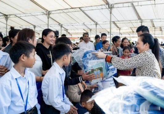 打了21天的泰柬边境冲突终于按下暂停键，12月27日凌晨两国国防部长正式签署72