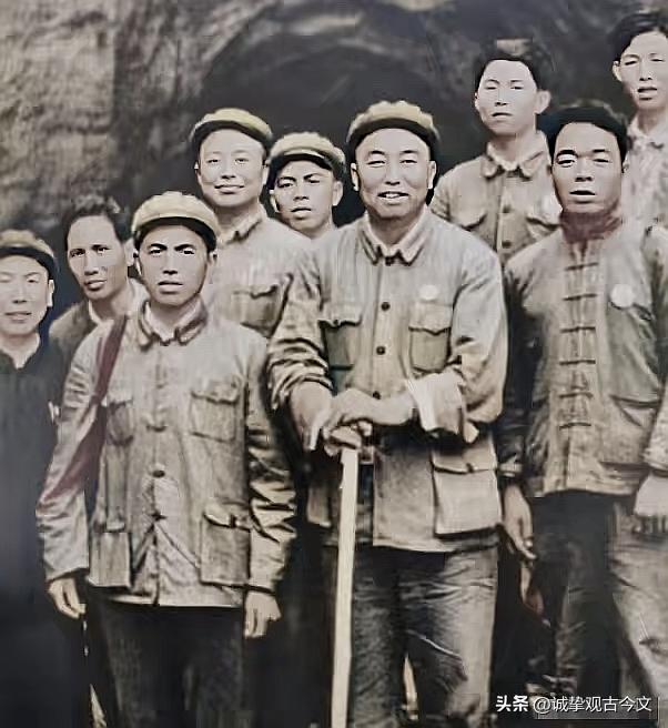 历史时光
1970 年的湘西，一处水利建设工地上热火朝天。时任湖南省委书记的华国