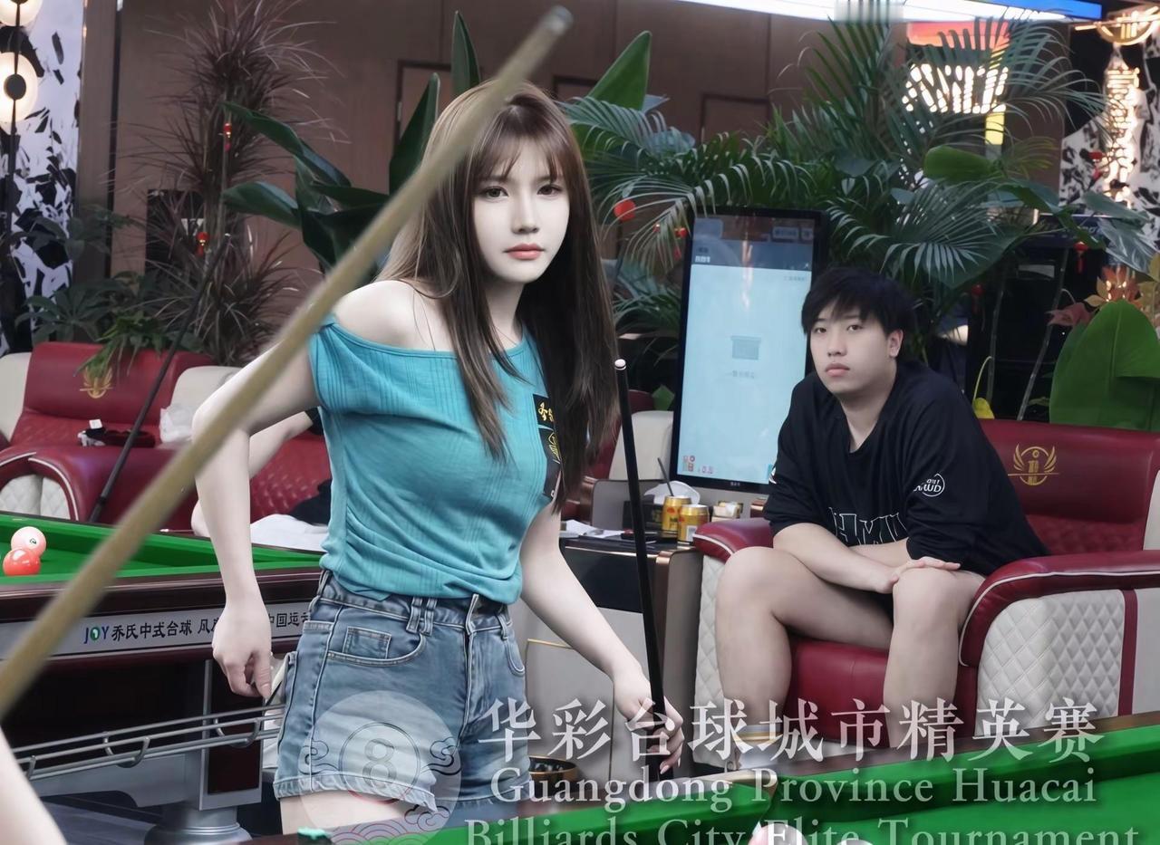你以为那么多挫折，足够磨平她的骄傲与志气，但仔细看她的眼睛，就知道她依旧纯粹坚定