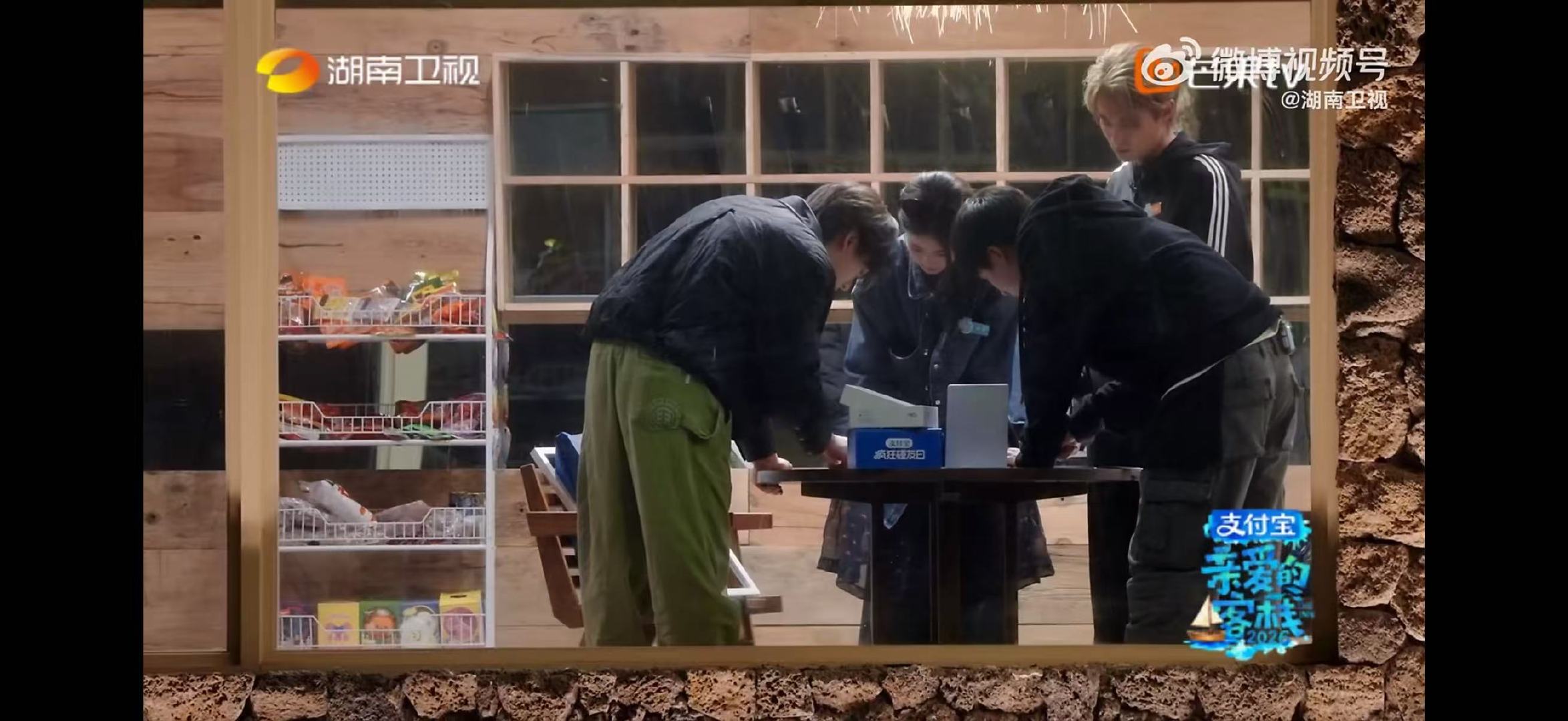 白鹿一人拼图三人帮 亲爱的客栈白鹿埋头苦干的时候，总有人悄悄过来帮忙，客栈里全是