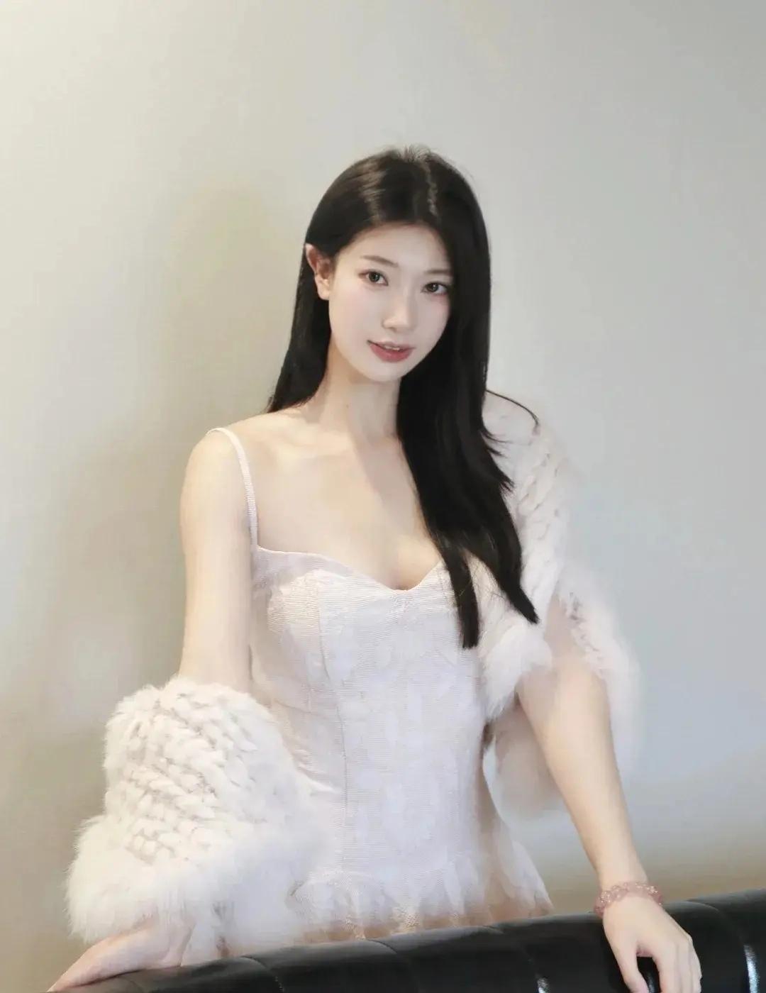 优雅白裙搭配毛绒外套，温柔可人💕高清美女