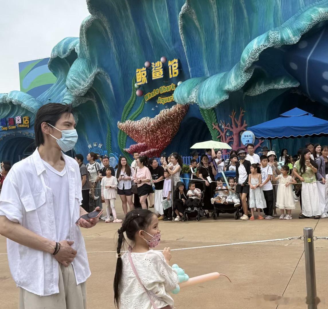 向佐一家现身珠海珠海长隆偶遇向佐郭碧婷一家！。当然还有向先生和向太！ 不得不说，
