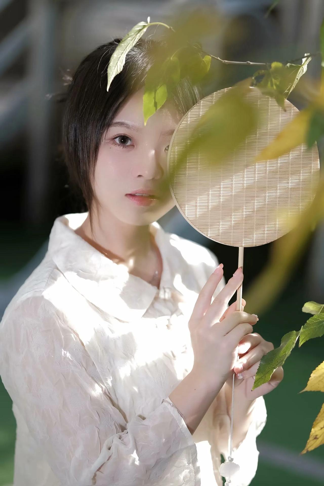 花影摇窗纱，琴声入梦魂。