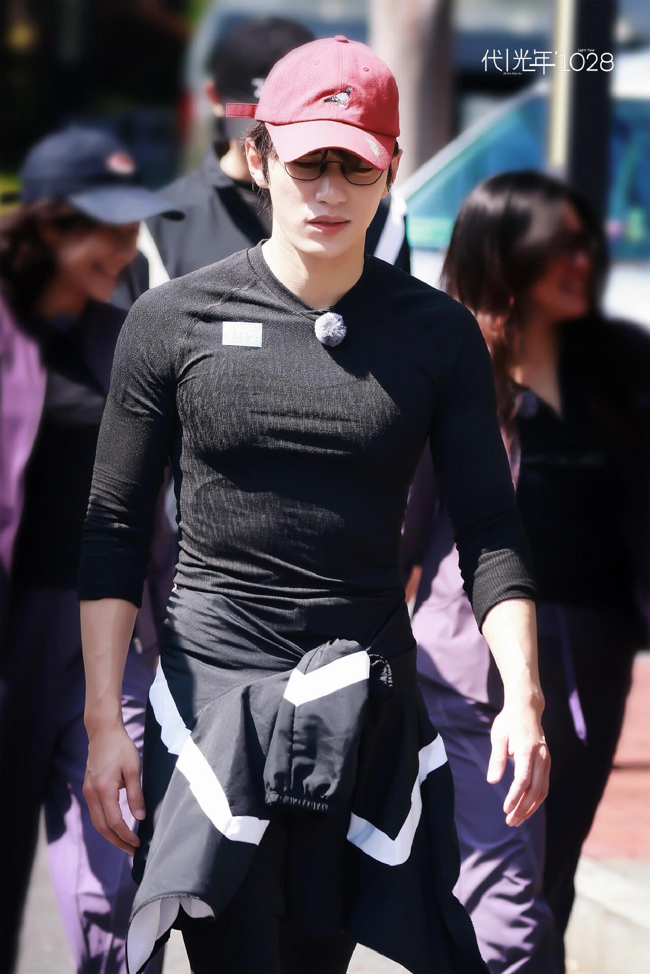 建议代旭把胸肌写进简历代旭的人格魅力挡都挡不住，在门店里细心照顾每一位顾客。但最