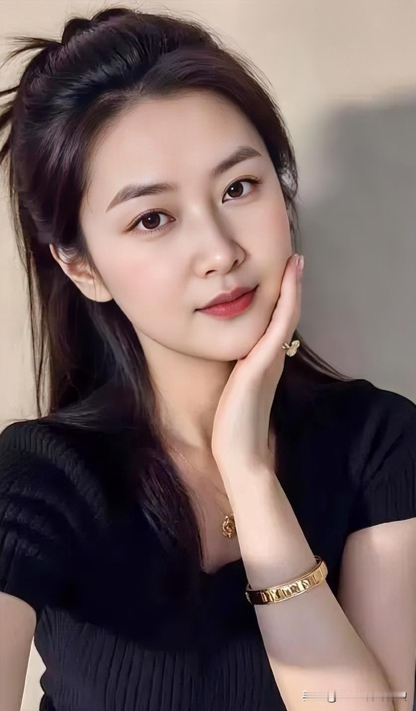 黑衣素雅托腮凝思，金饰点缀温婉气质，尽显静谧柔美时光。