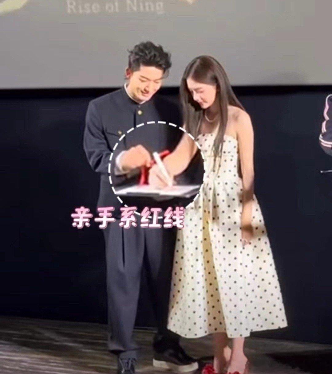 #张晚意给任敏系了个蝴蝶结#这我被磕到了！张晚意给任敏拿红线系蝴蝶结的那一刻，真