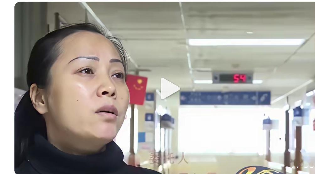 男人嫌弃女人生不出孩子，结婚15年了，丈夫提出离婚。

离婚第二天，丈夫摔倒，并