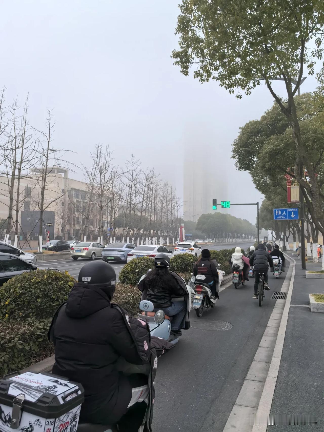 晒出你的春运车票车流滚滚。分享一张你随手拍下的街景 宝哥摄记